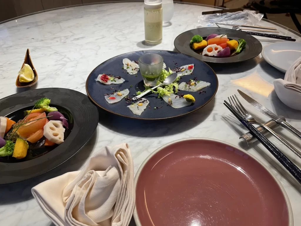 ディナーは見た目も華やかなコース料理でした。