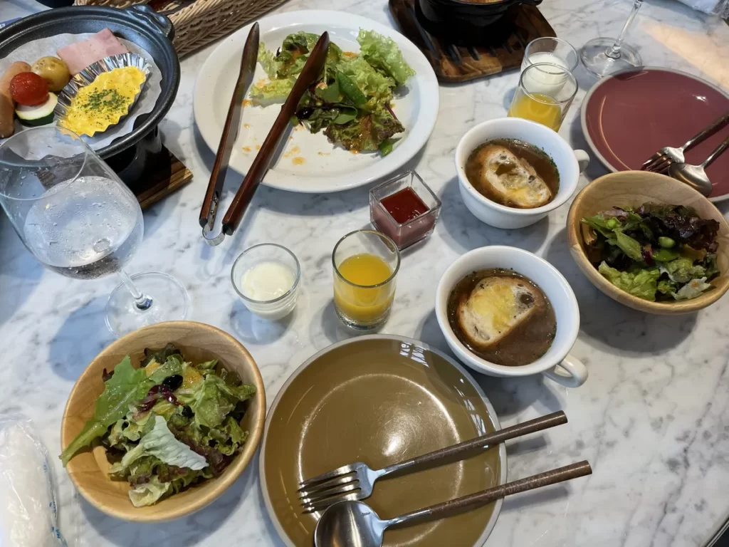 朝ごはん：フレッシュな野菜や部屋で温めてからいただけるスープなど