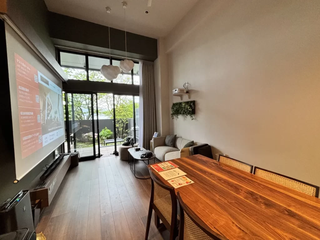 広々としてお部屋で窓を開けるとそのままテラスに出られるようになっていました