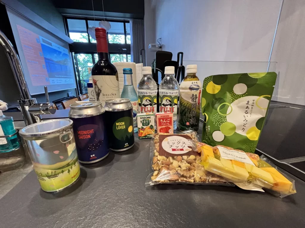 スナックやオリーブなどの前菜、飲み物はビールからワイン・日本酒まで滞在に含まれます。