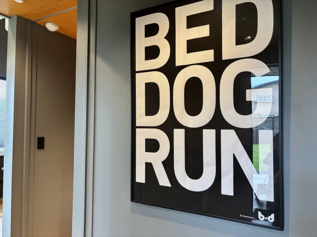 山中湖の一棟貸し別荘Beds and Dogrun Yamanakakoの玄関に飾られたおしゃれなロゴポスター