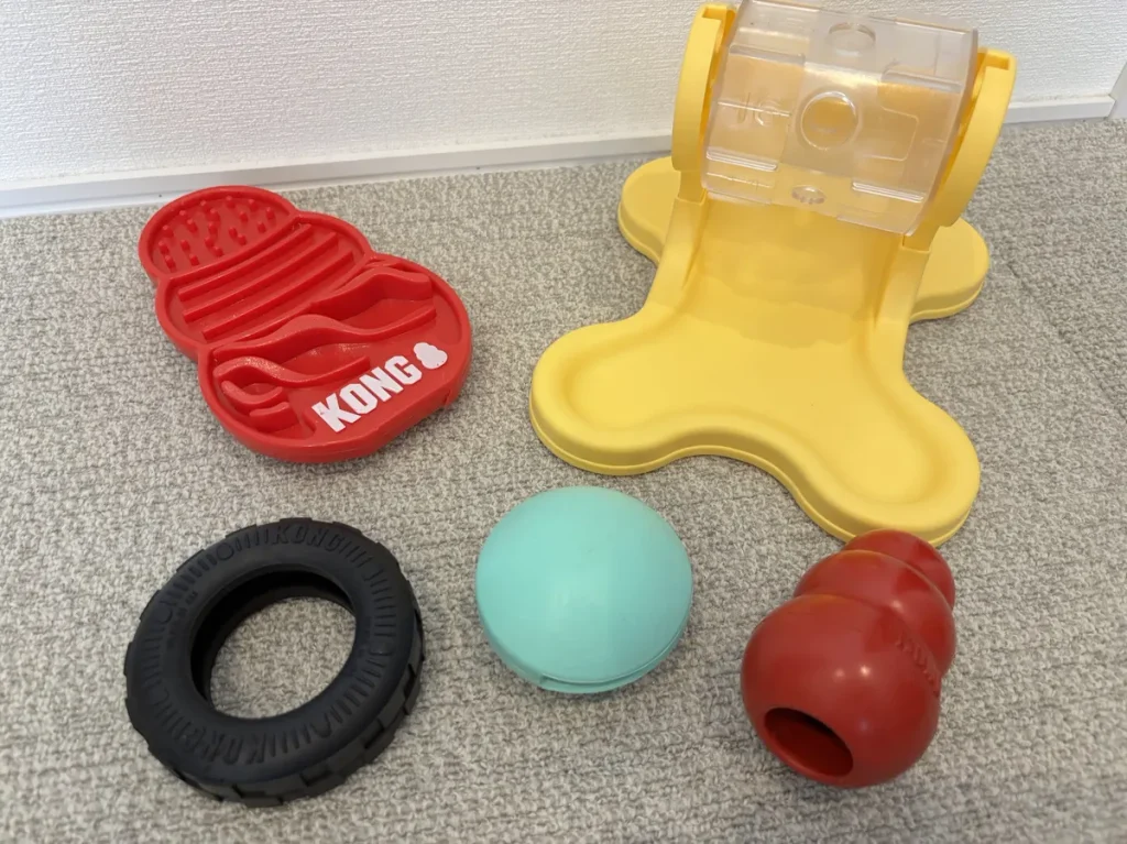 犬のストレス解消におすすめの知育玩具5選(コング、GUZZYトレジャー、コングトラックス、でるでる自飯器、コングリックス)