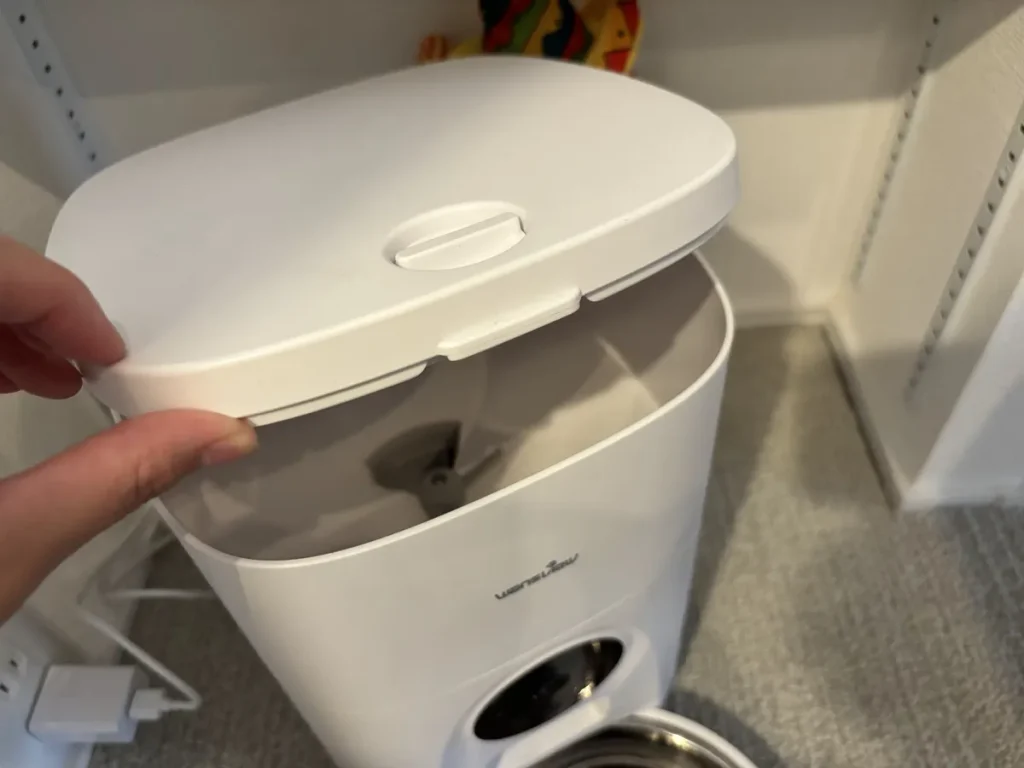 wansview自動給餌器の上蓋を開けてドライフードを補充するタンクの内部