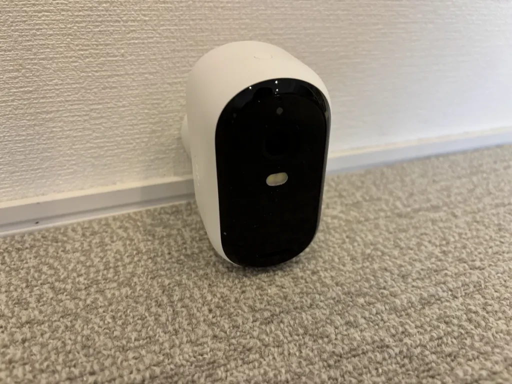 コードレスで好きな場所に移動して使える白いArlo Essentialセキュリティカメラ