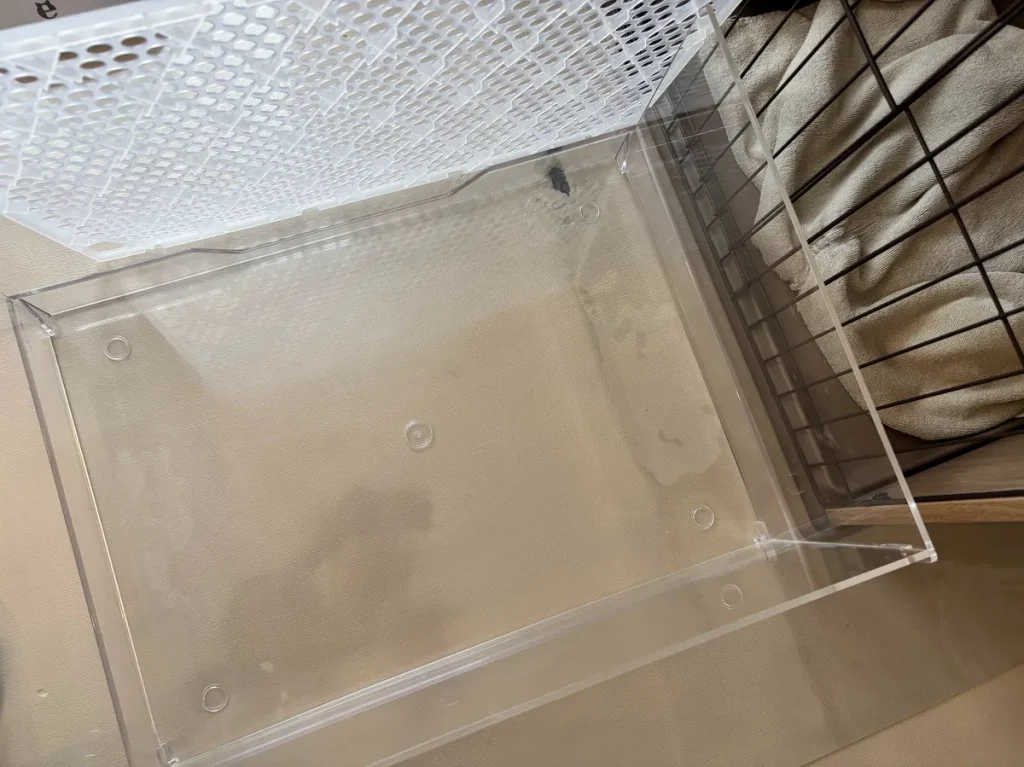 留め具などの細かい溝がなく、シャワーでサッと丸洗いできて掃除が簡単なクリアレット2の本体ベース