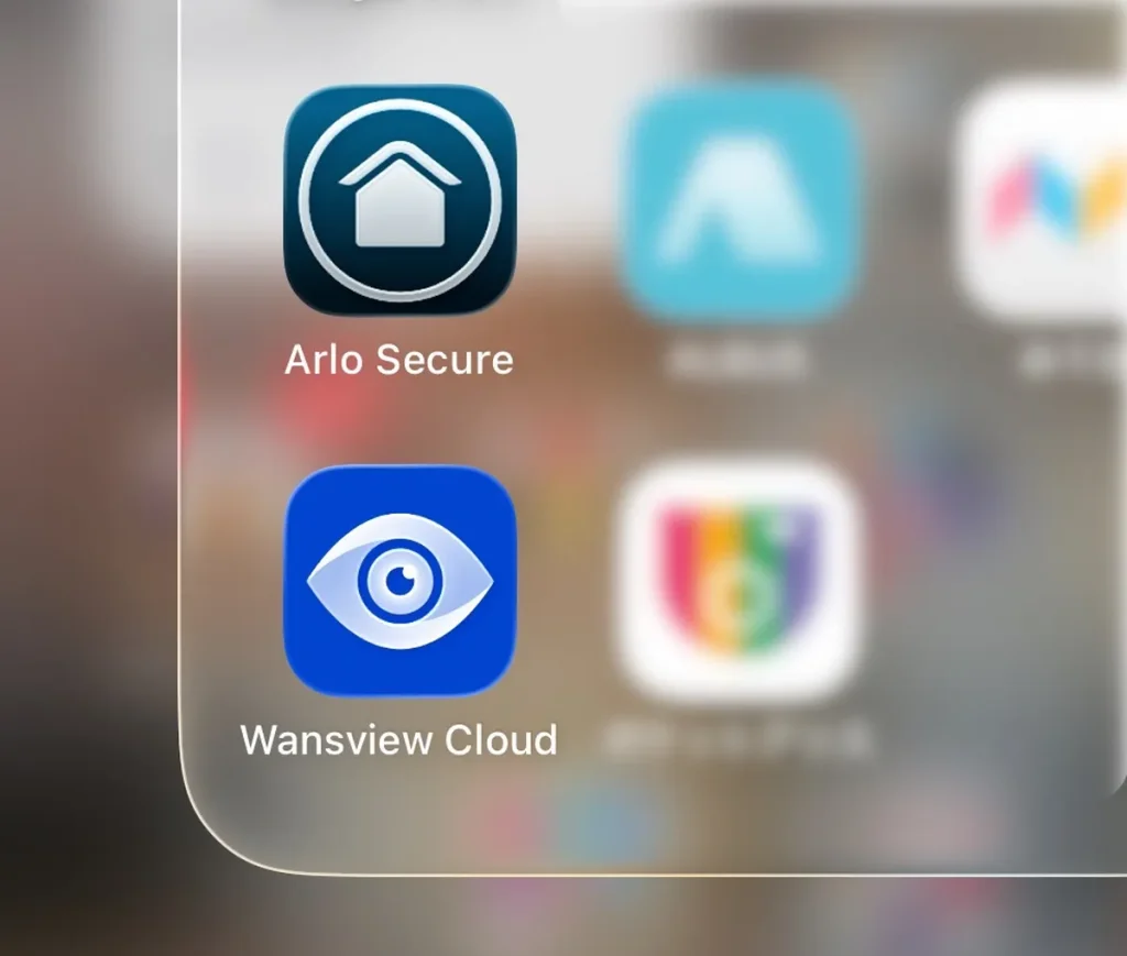 スマホの画面上に並ぶArlo SecureとWansview Cloudの見守りカメラアプリのアイコン